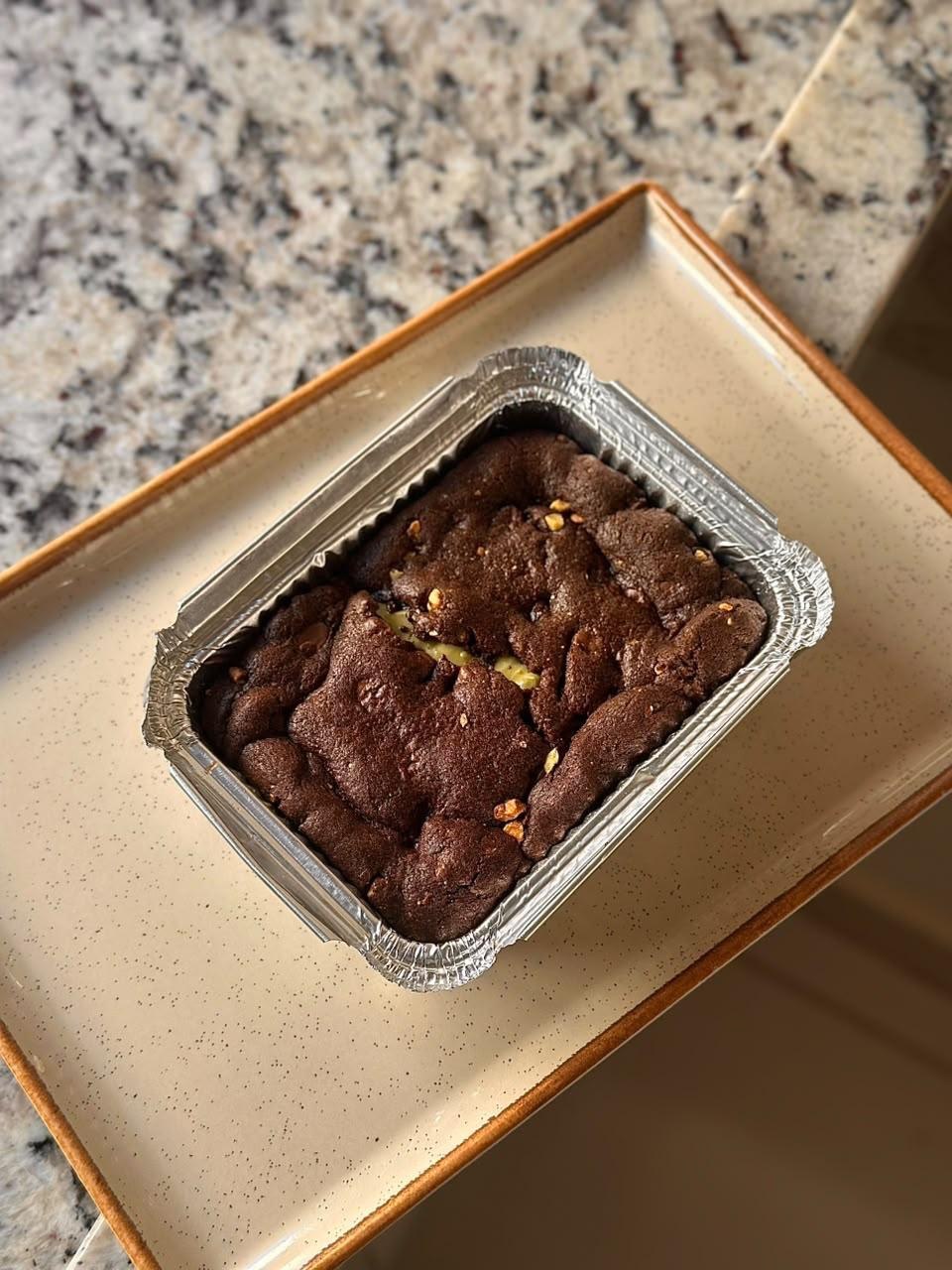 Cookie Pie de chocolate em uma forma de alumínio